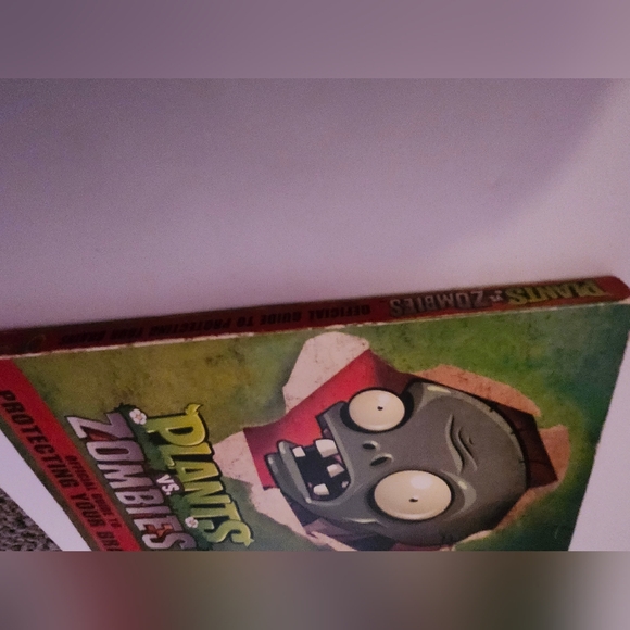 Plants vs. Zombies Book - Picture 2 of 5